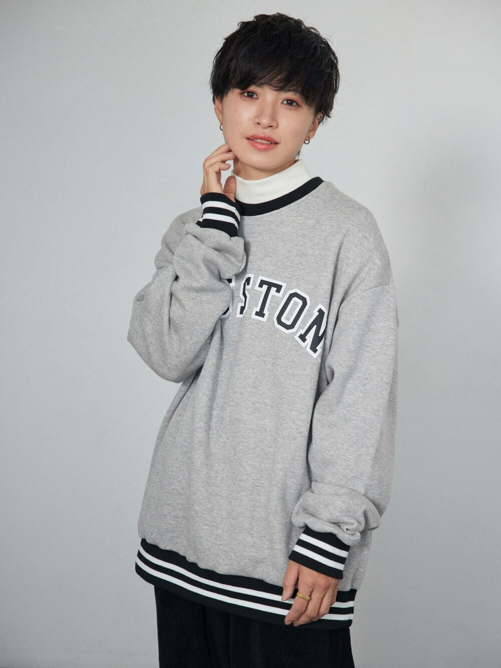 ブラック系のパンツ、その他のダウンジャケット/コート、グレー系のスウェットを着用したレディースの冬コーディネートの2枚目の写真