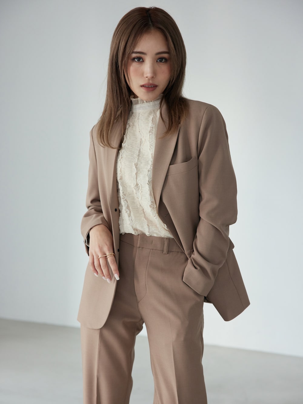 その他のスーツセットを着用したレディースの秋コーディネートの2枚目の写真