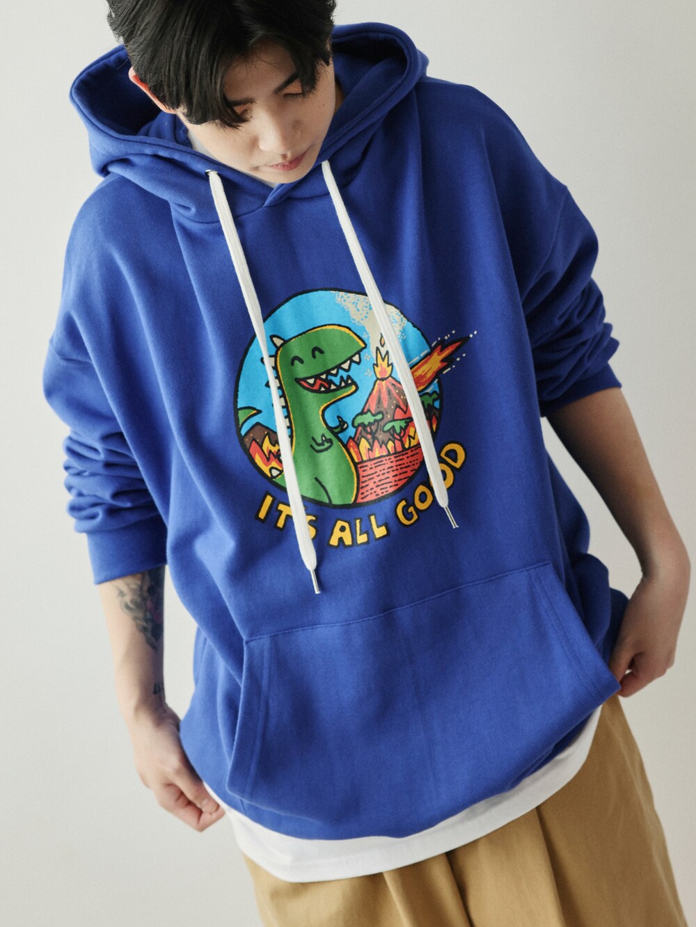 ブルー系のパーカー、ベージュ系のパンツ、ホワイト系のスニーカーを着用したレディースの秋コーディネートの3枚目の写真