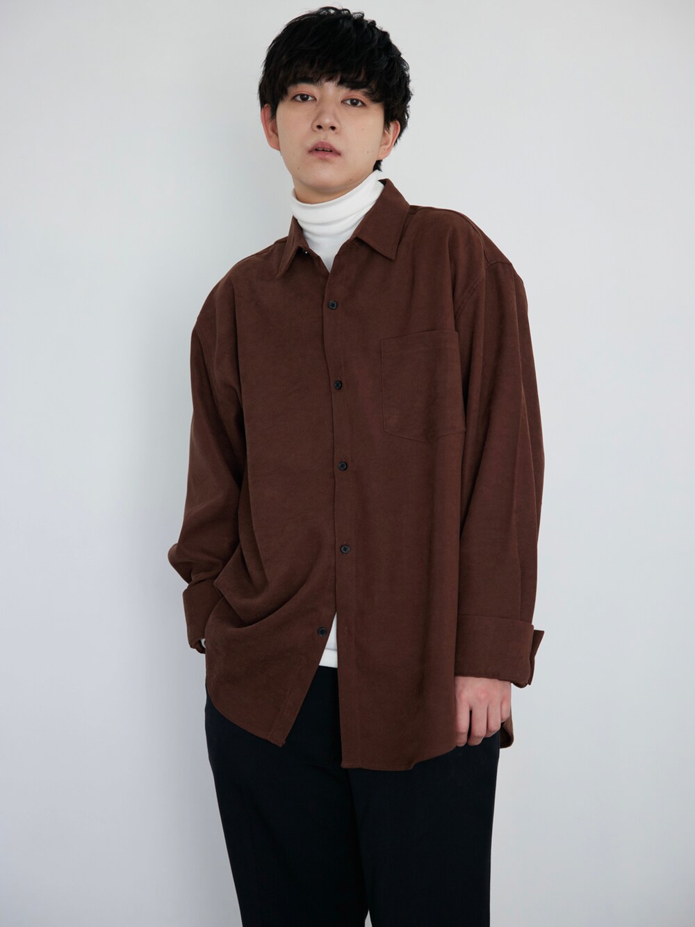 ブラウン系のシャツ/ブラウス、その他のTシャツ/カットソー、ブラック系のスラックスを着用したレディースの冬コーディネートの2枚目の写真