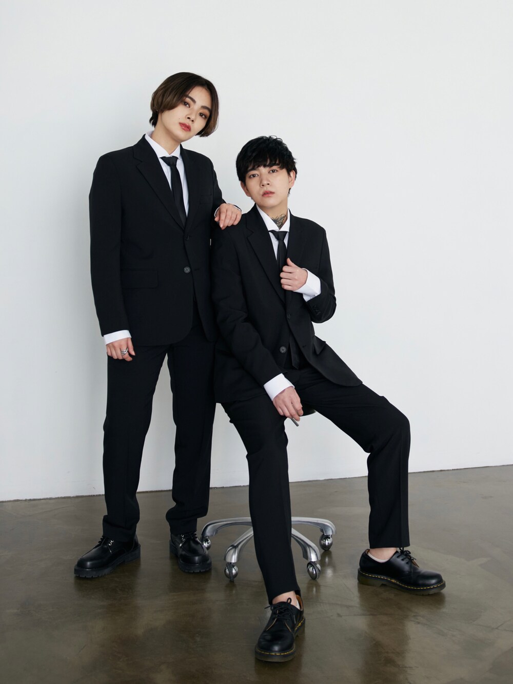 ブラック系のテーラードジャケット、ブラック系のその他シューズ、ブラック系のドレスシューズを着用したレディースの冬コーディネートの2枚目の写真