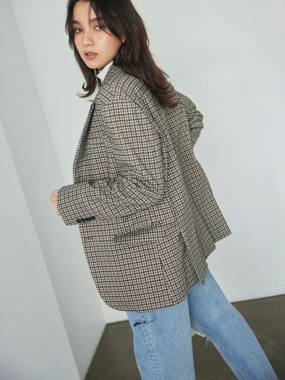 ブルー系のデニムパンツ、その他のその他アウター、ブラック系のドレスシューズを着用したレディースの冬コーディネートの3枚目の写真