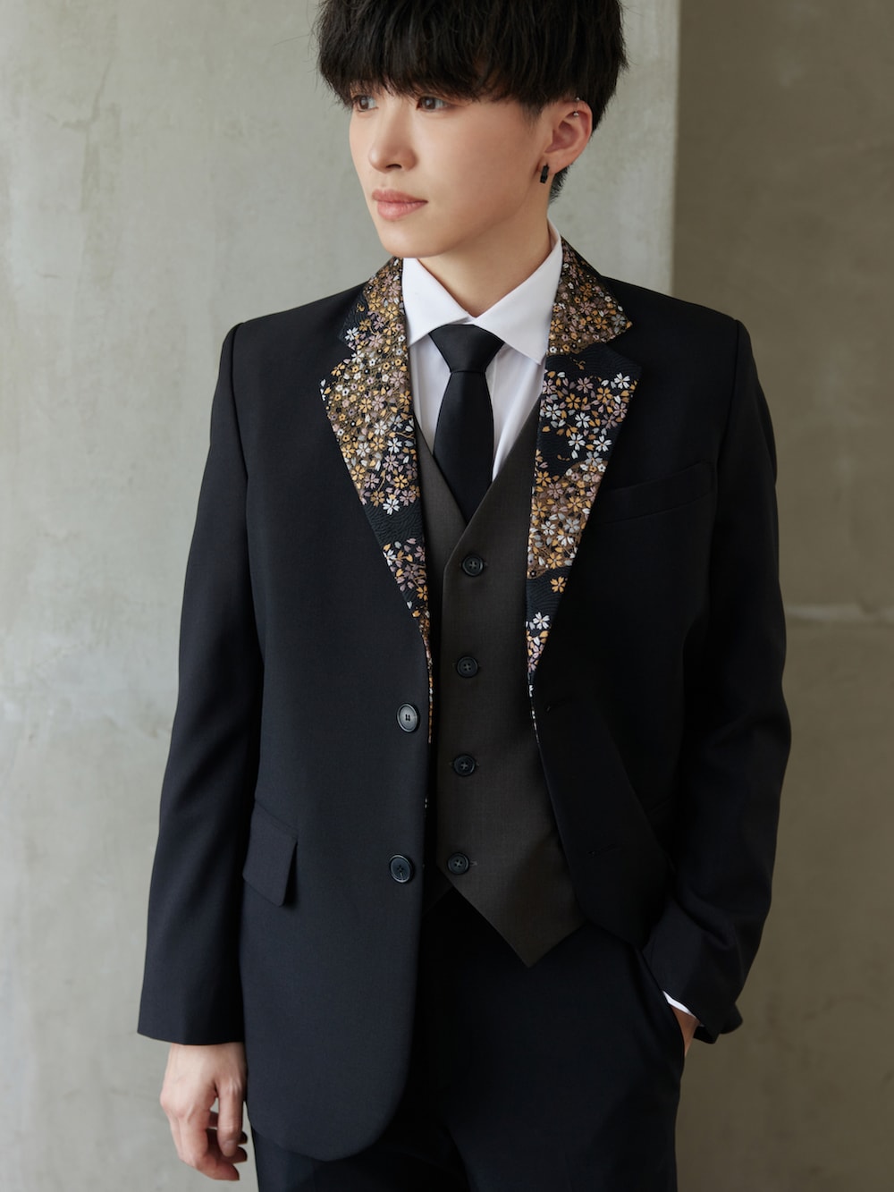 ブラック系のシューズ、ブラック系のスーツジャケット、ブラック系のシャツ/ブラウスを着用したレディースの冬コーディネートの2枚目の写真