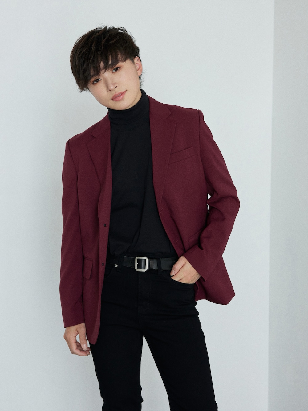 その他のTシャツ/カットソー、レッド系のセットアップ、ブラック系のデニムパンツを着用したレディースの冬コーディネートの2枚目の写真