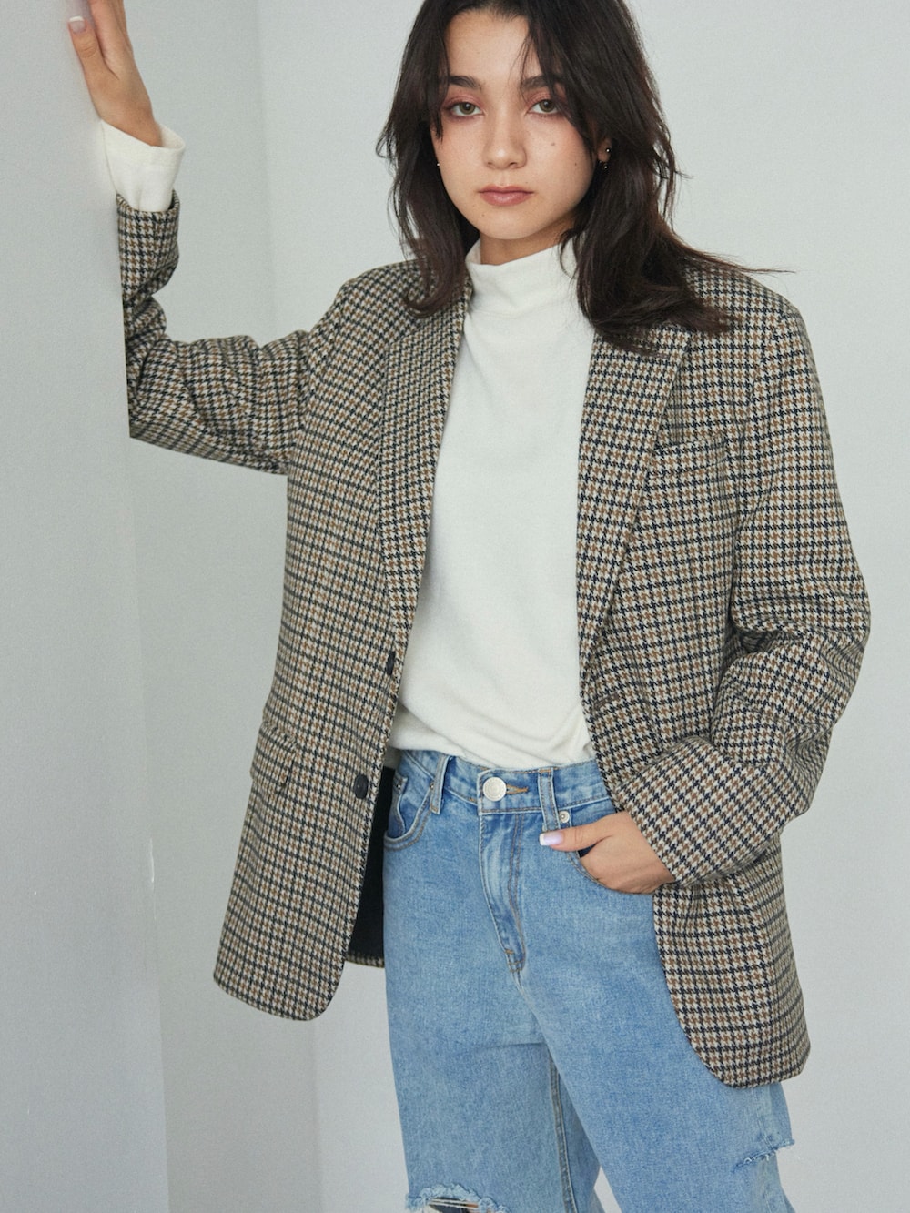 ブルー系のデニムパンツ、その他のその他アウター、ブラック系のドレスシューズを着用したレディースの冬コーディネートの2枚目の写真