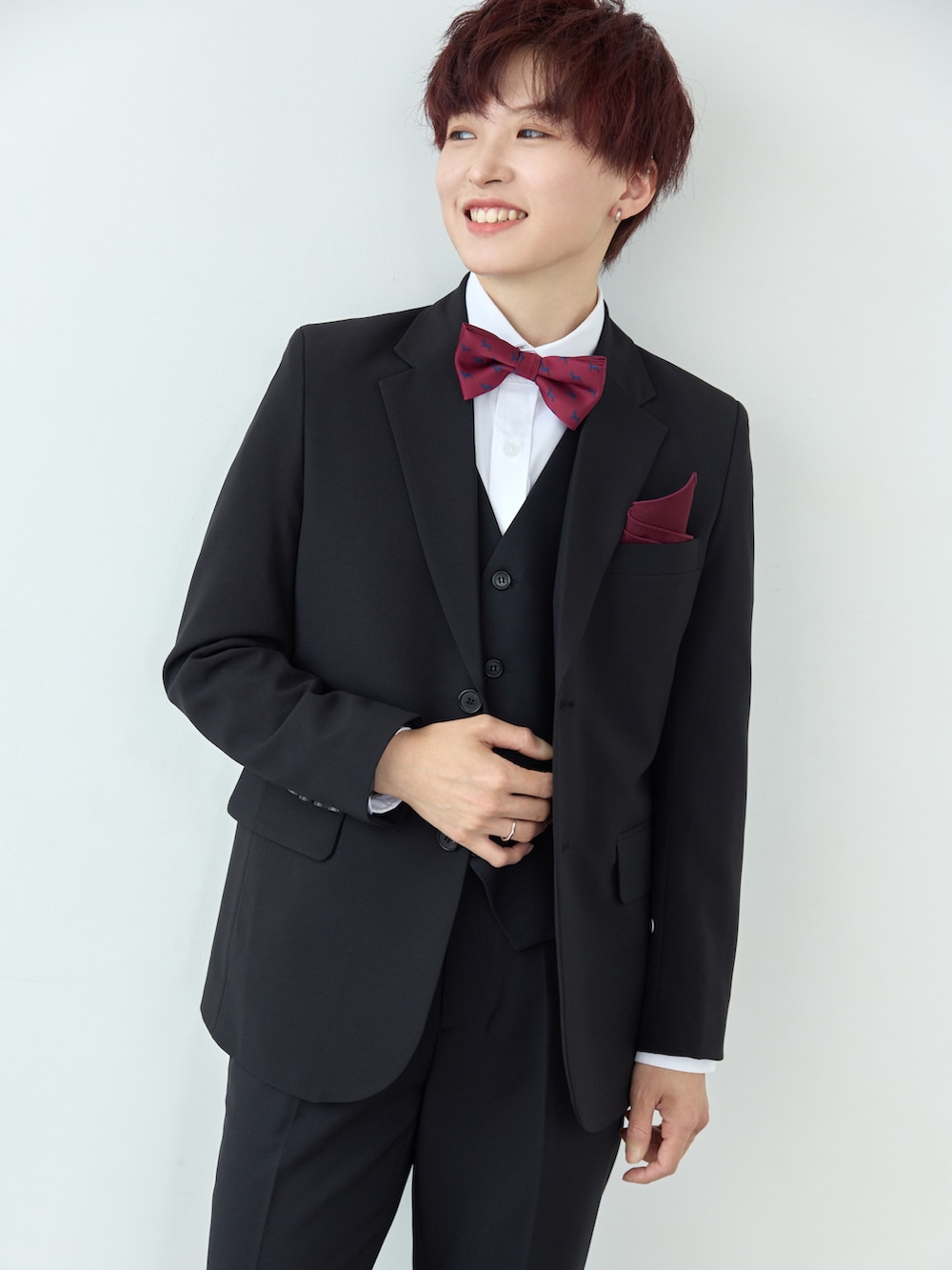 ブラック系のスーツセット、ブラック系のシューズを着用したレディースの冬コーディネートの2枚目の写真