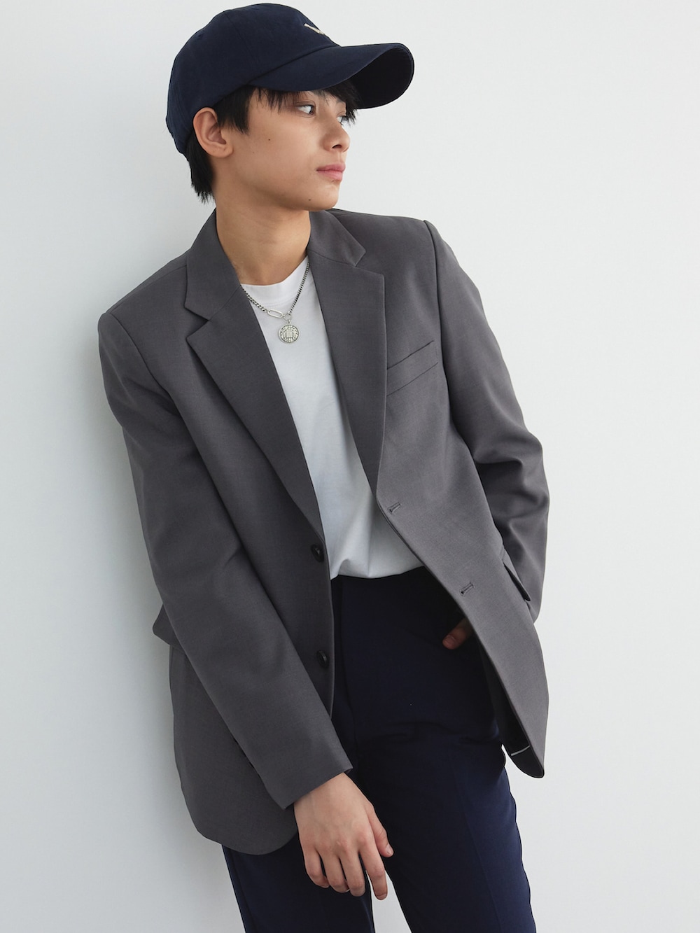 グレー系のセットアップ、グレー系のスニーカー、ブルー系のスーツセットを着用したレディースの春コーディネートの2枚目の写真