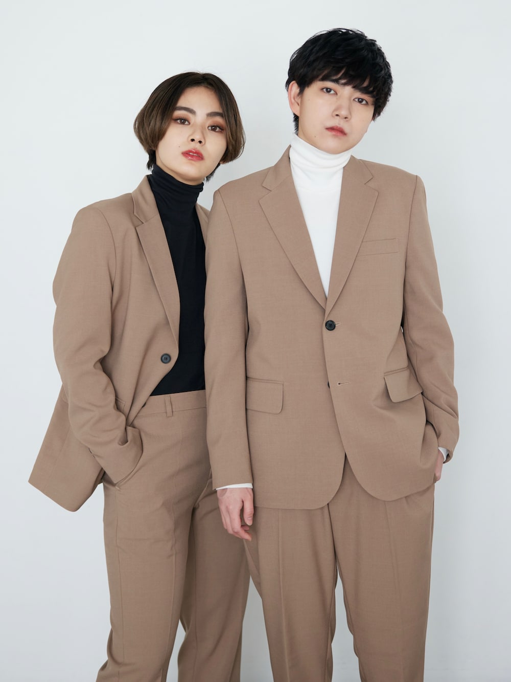 ベージュ系のセットアップ、ブラック系のその他シューズ、その他のTシャツ/カットソーを着用したレディースの冬コーディネートの2枚目の写真