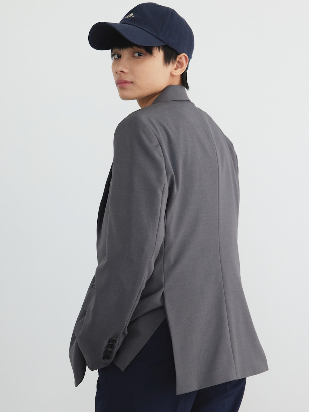 グレー系のセットアップ、グレー系のスニーカー、ブルー系のスーツセットを着用したレディースの春コーディネートの3枚目の写真