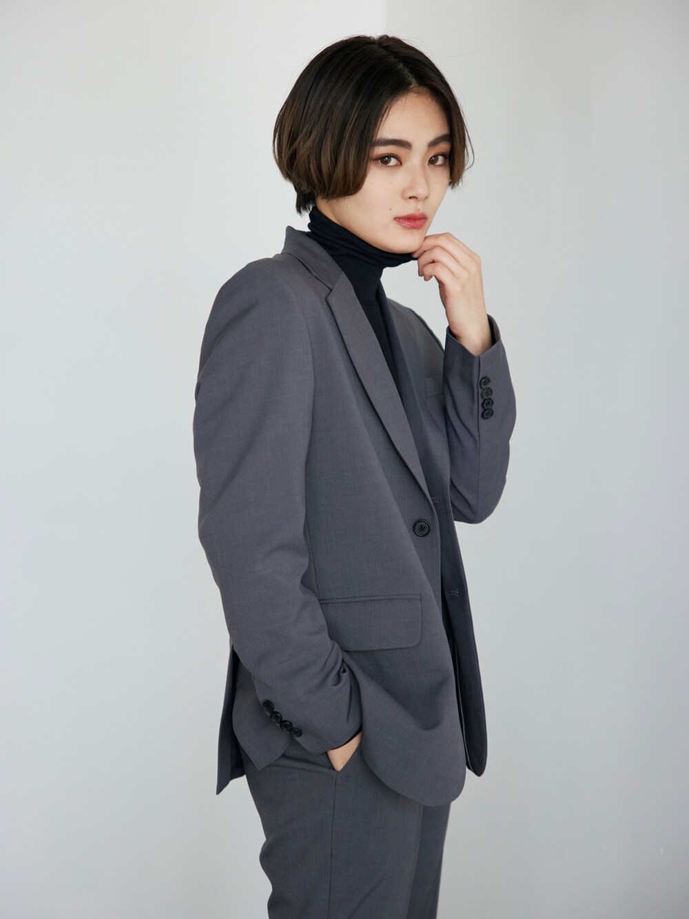グレー系のセットアップ、その他のTシャツ/カットソー、ブラック系のその他シューズを着用したレディースの冬コーディネートの2枚目の写真