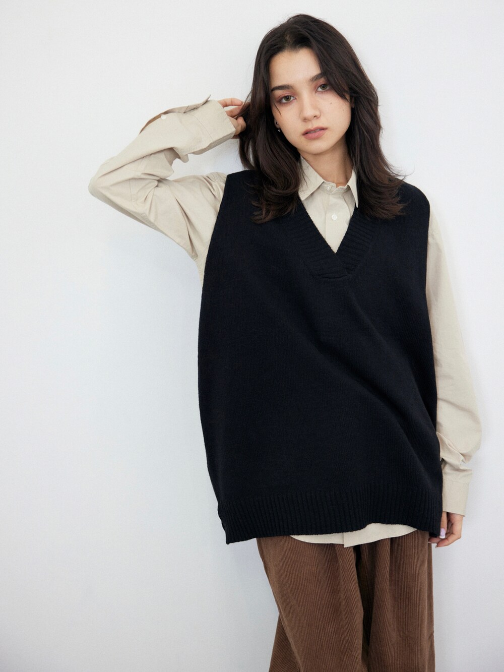 ブラック系のベスト、その他のシャツ/ブラウス、ブラック系のパンツを着用したレディースの冬コーディネートの2枚目の写真