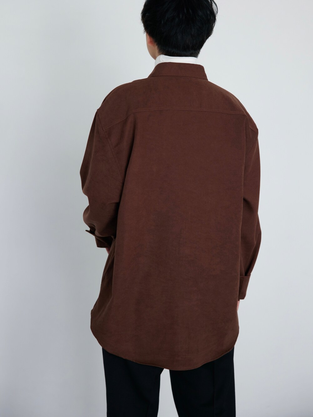 ブラウン系のシャツ/ブラウス、その他のTシャツ/カットソー、ブラック系のスラックスを着用したレディースの冬コーディネートの5枚目の写真