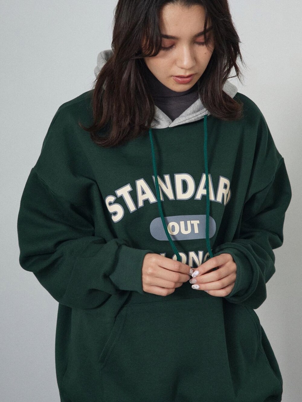 その他のパーカー、その他のTシャツ/カットソー、ブラック系のスラックスを着用したレディースの冬コーディネートの2枚目の写真