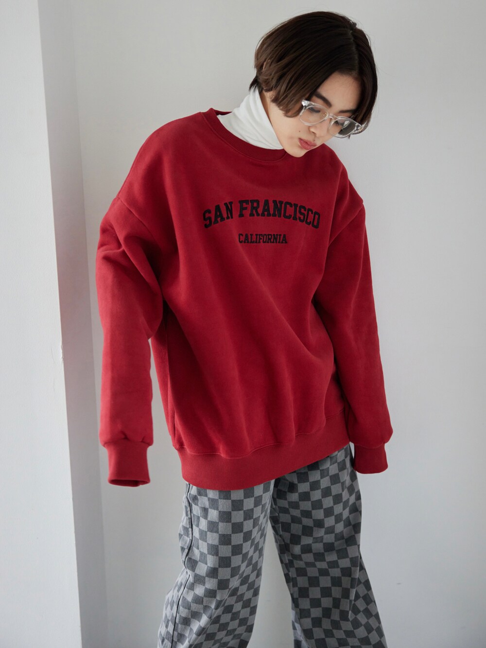 グレー系のその他パンツ、レッド系のスウェット、その他のTシャツ/カットソーを着用したレディースの冬コーディネートの2枚目の写真