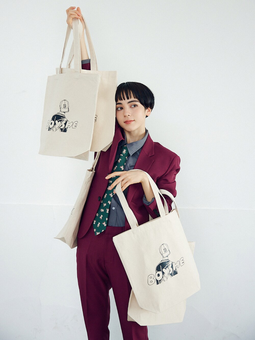 レッド系のセットアップ、ブラック系のシューズを着用したレディースの秋コーディネートの3枚目の写真