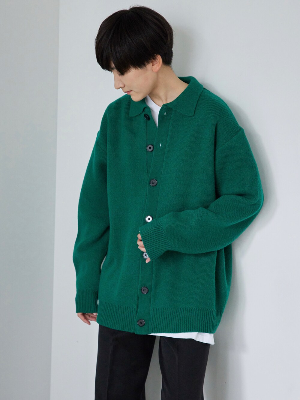 グリーン系のカーディガン/ボレロ、その他のスラックス、ブラック系のドレスシューズを着用したレディースの冬コーディネートの2枚目の写真