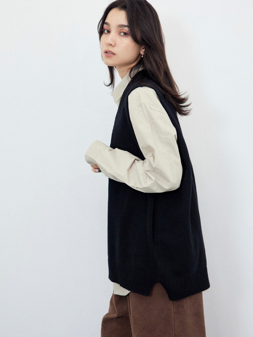 ブラック系のベスト、その他のシャツ/ブラウス、ブラック系のパンツを着用したレディースの冬コーディネートの3枚目の写真