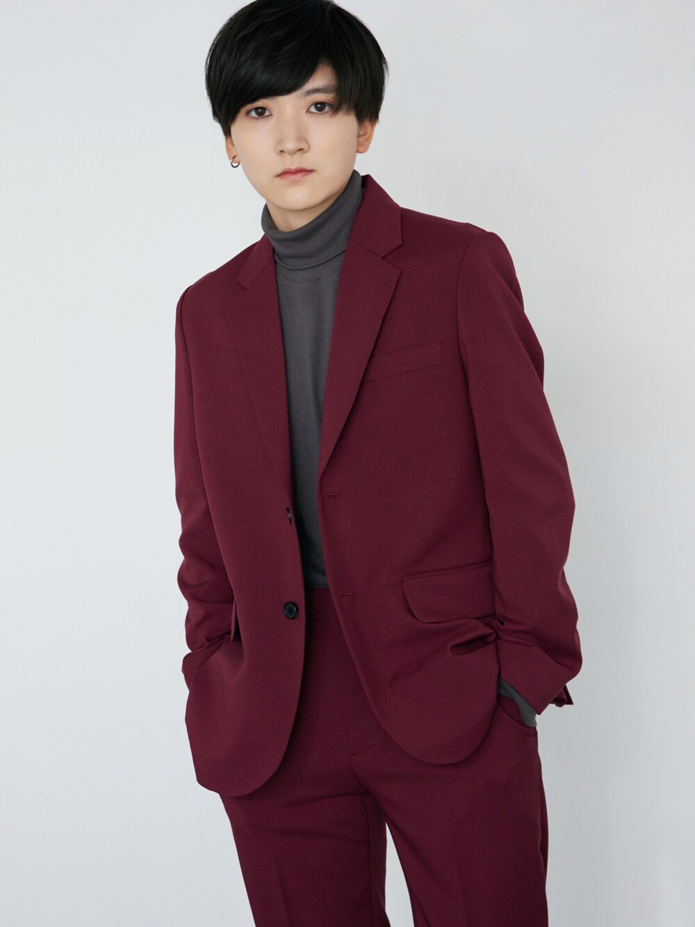 レッド系のセットアップ、ブラック系のその他シューズ、その他のTシャツ/カットソーを着用したレディースの冬コーディネートの2枚目の写真