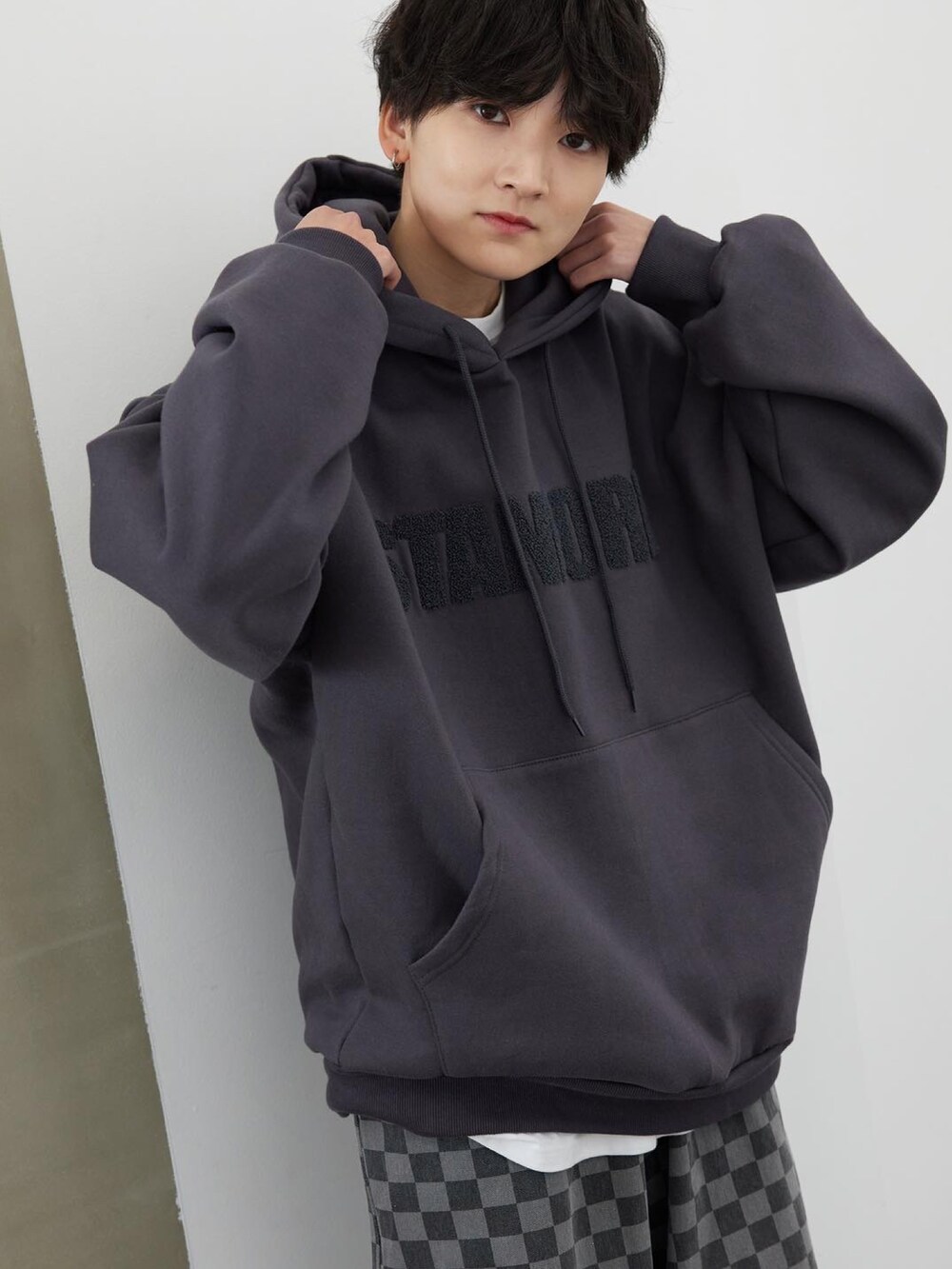 その他のパーカー、グレー系のその他パンツ、ブラック系のスニーカーを着用したレディースの冬コーディネートの2枚目の写真