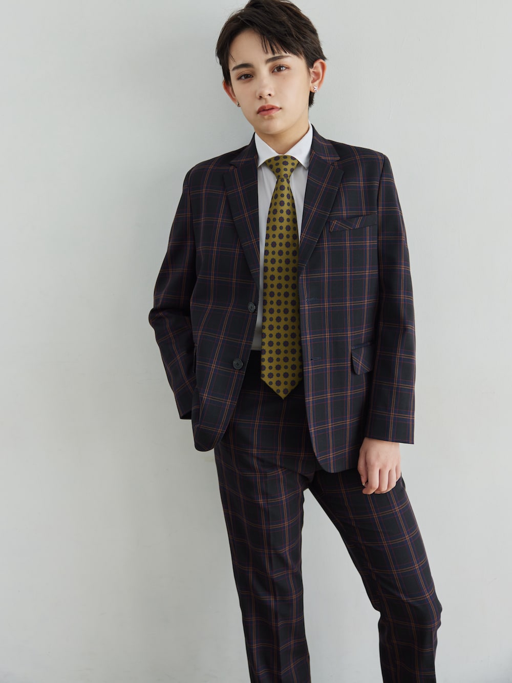 その他のスーツセット、ブラック系のシューズ、ブラック系のシャツ/ブラウスを着用したレディースの冬コーディネートの2枚目の写真