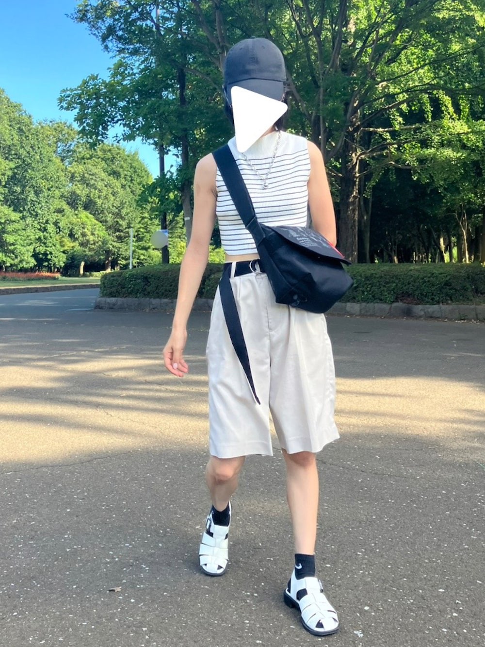 「夏コーデ、お出かけコーデ、夏服、ノースリーブ、ハイネック、ボーダー、モノトーン、ハーフパンツ、グルカサンダル」｜「PAGEBOYのピッタミニハイネックノースリーブ（Tシャツ/カットソー、ホワイト系）」を使った、Kurumiさん（骨格ウェーブ・レディース・160cm）の夏コーディネートの2枚目の写真