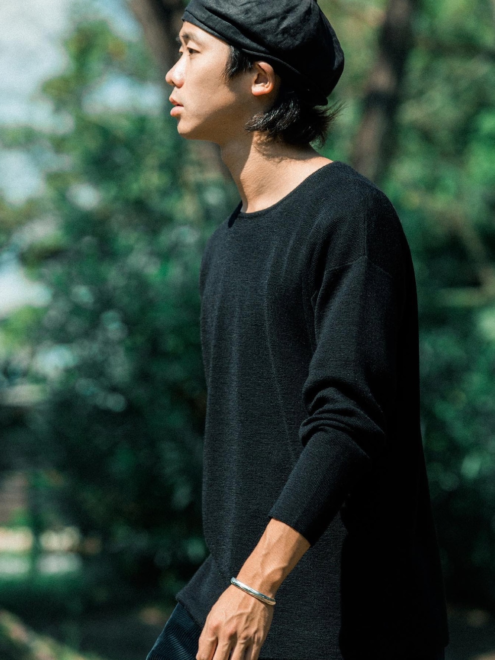 ブラック系のニット/セーター、ブラック系のカーゴパンツ、ブラック系のキャスケットを着用したメンズの秋コーディネートの4枚目の写真