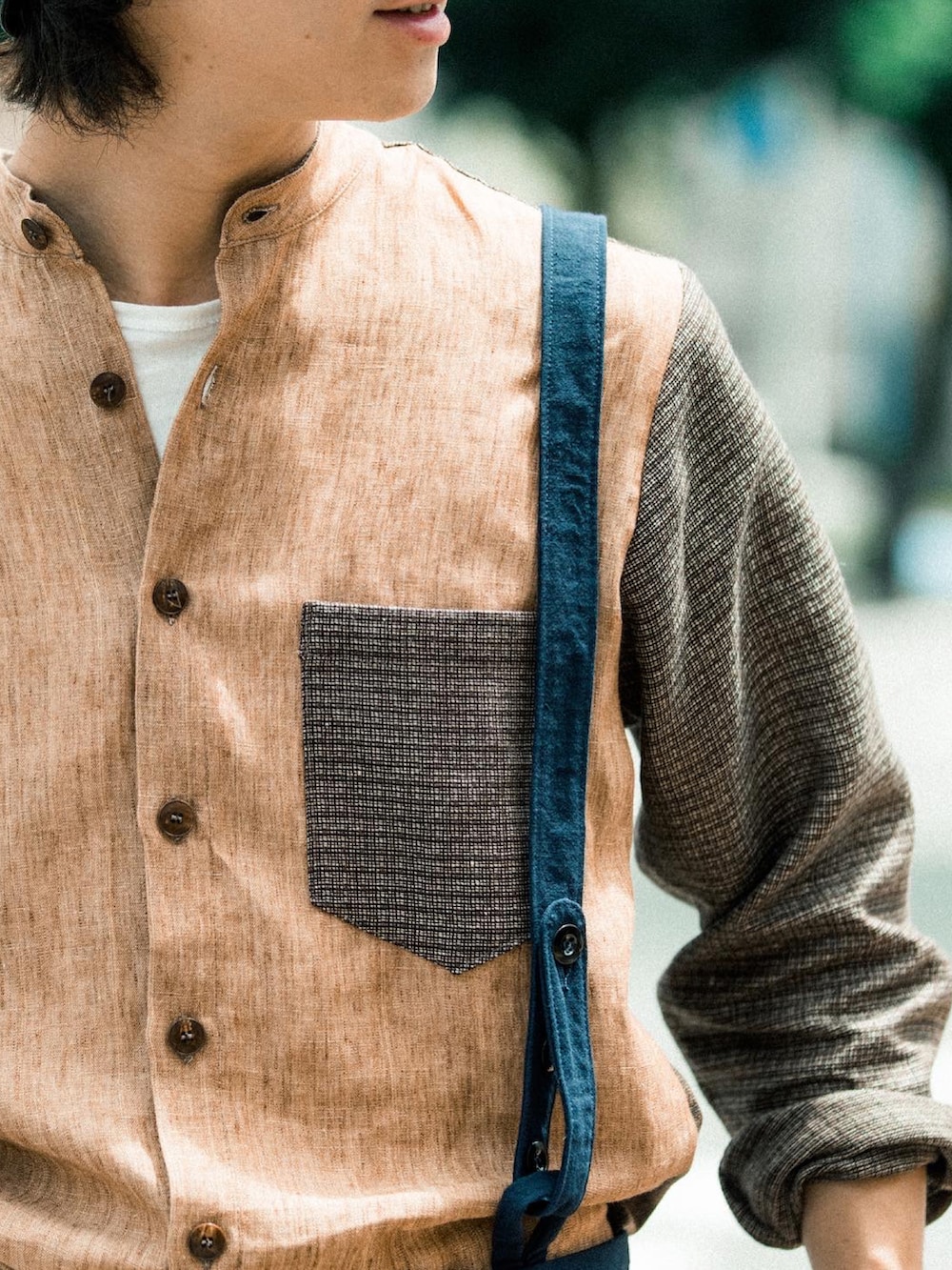 ブラウン系のシャツ/ブラウス、ブルー系のサロペット/オーバーオール、ブラック系のサンダルを着用したメンズの秋コーディネートの2枚目の写真