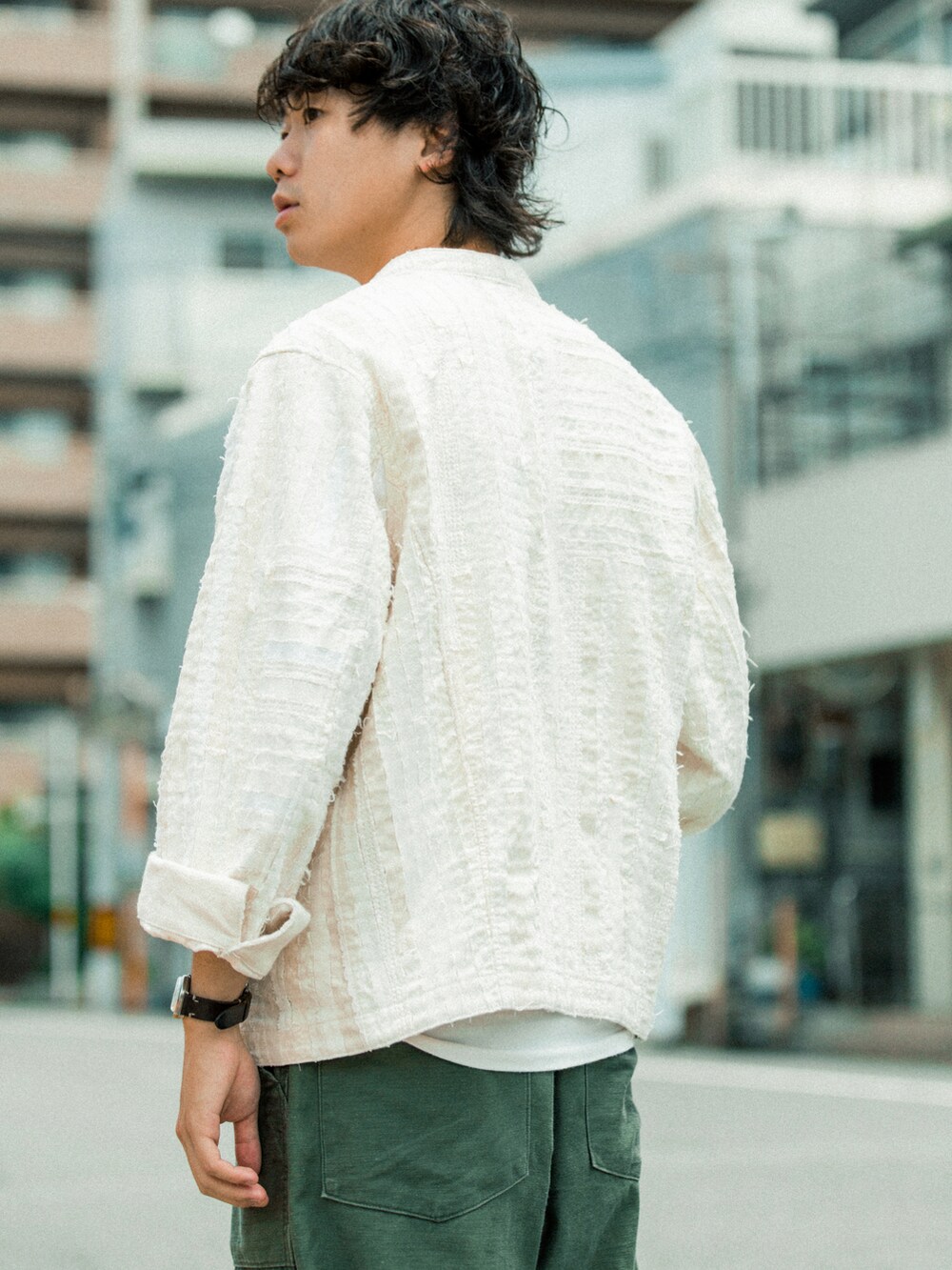 グリーン系のカーゴパンツ、ブラック系のサンダルを着用したメンズの夏コーディネートの2枚目の写真