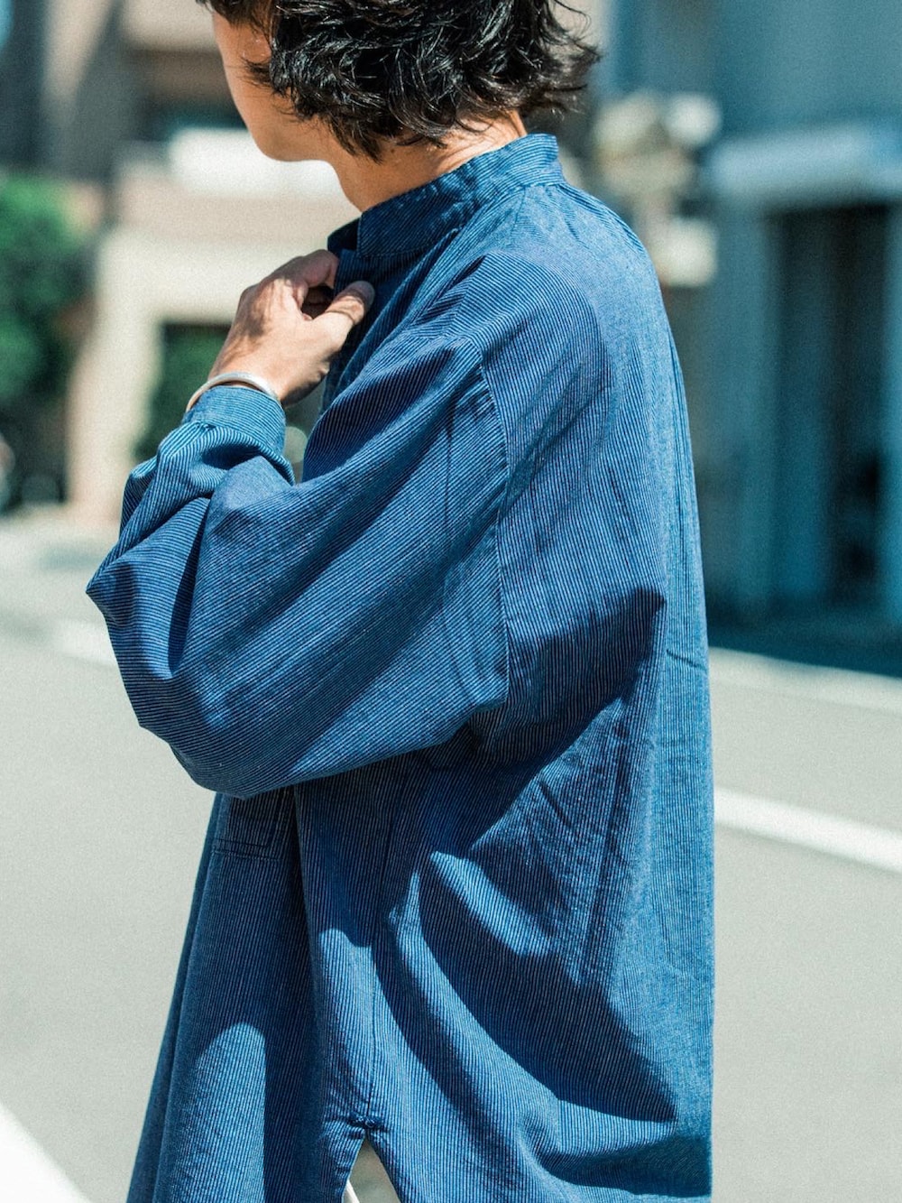 ホワイト系のチノパンツ、ブルー系のシャツ/ブラウスを着用したメンズの秋コーディネートの3枚目の写真