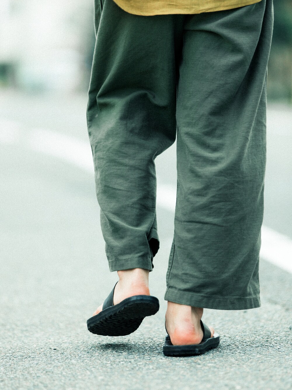 ブルー系のベスト、グリーン系のカーゴパンツ、ブラック系のサンダルを着用したメンズの夏コーディネートの4枚目の写真