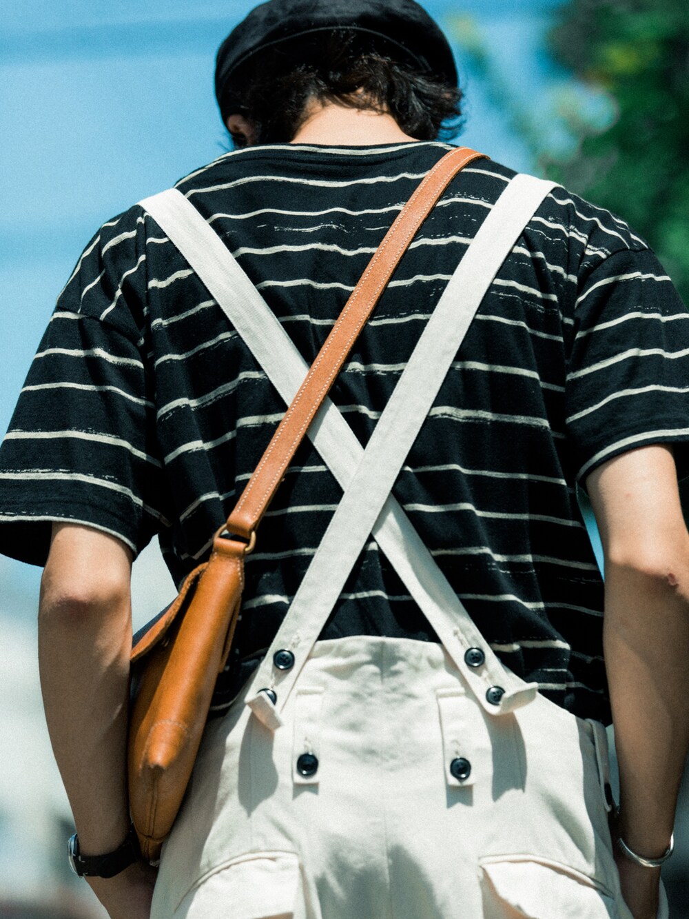 ブラック系のTシャツ/カットソー、ホワイト系のチノパンツ、ブラック系のドレスシューズを着用したメンズの夏コーディネートの4枚目の写真