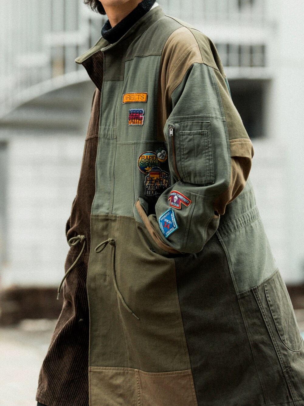 ブラック系のパンツ、グリーン系のモッズコート、ベージュ系のダウンジャケット/コートを着用したメンズの冬コーディネートの3枚目の写真