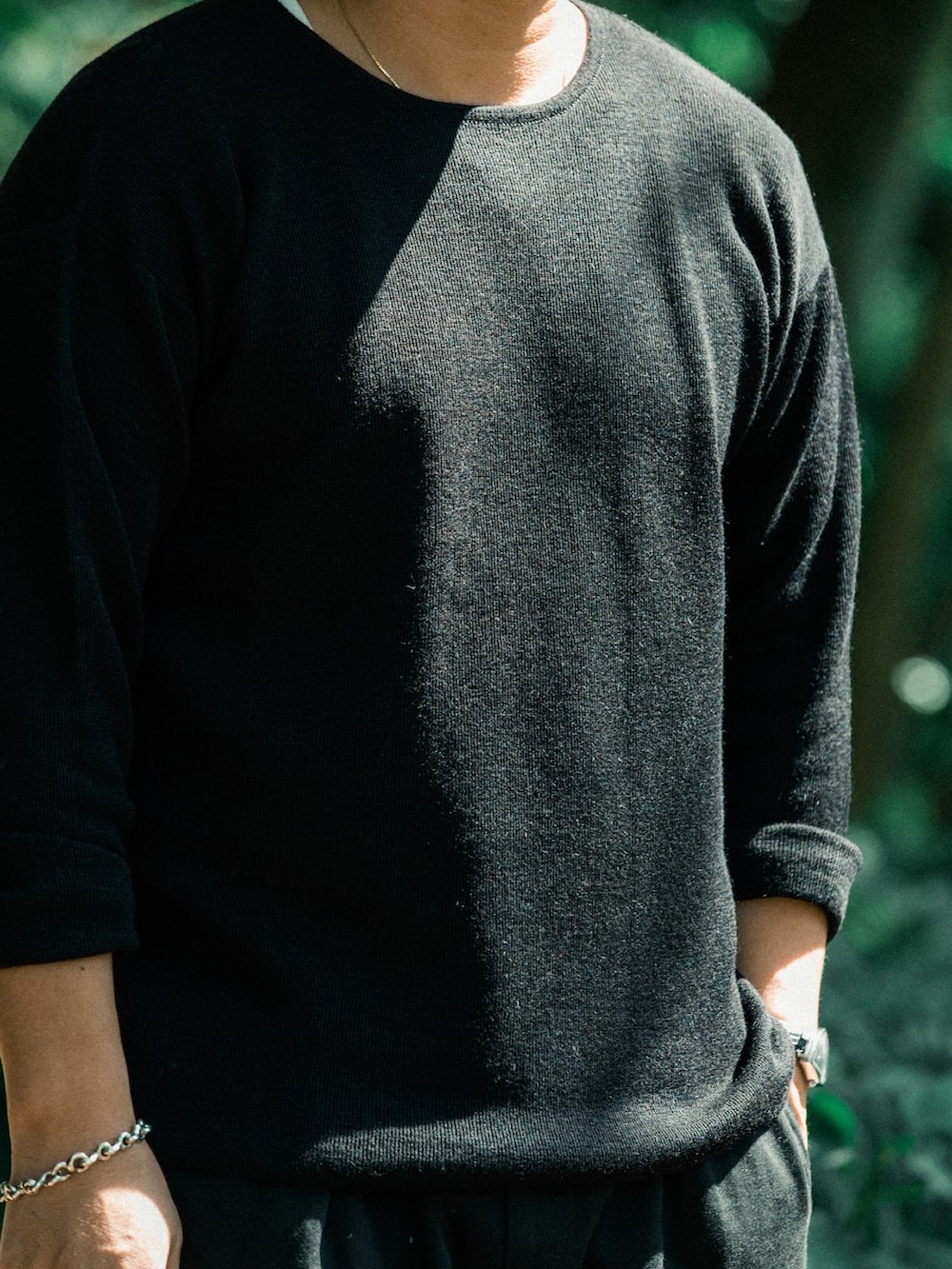 ブラック系のニット/セーター、ブラック系のカーゴパンツ、ブラック系のキャスケットを着用したメンズの秋コーディネートの3枚目の写真