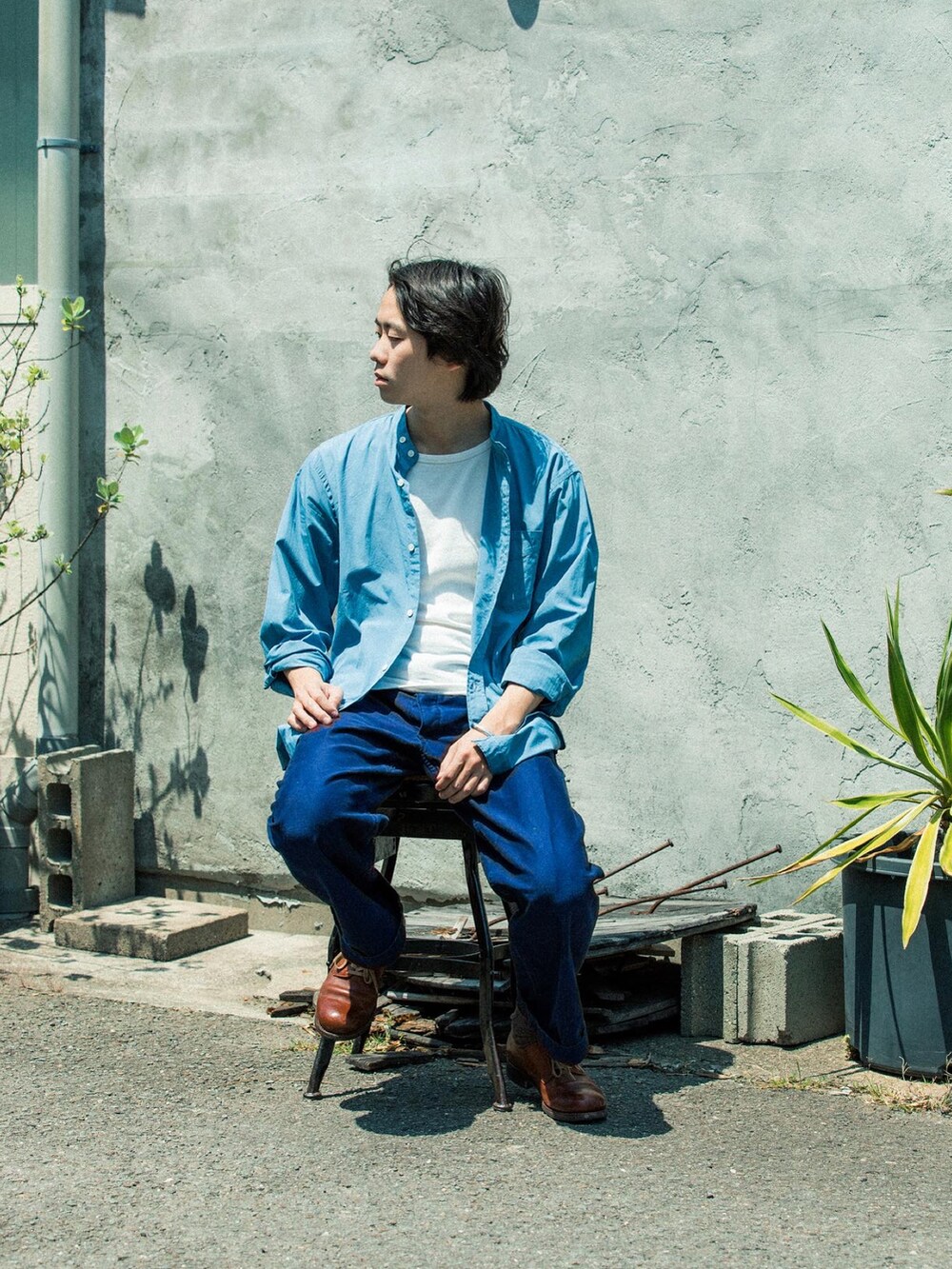 ブルー系のシャツ/ブラウス、ブルー系のチノパンツ、ブラウン系のドレスシューズを着用したメンズの春コーディネートの3枚目の写真