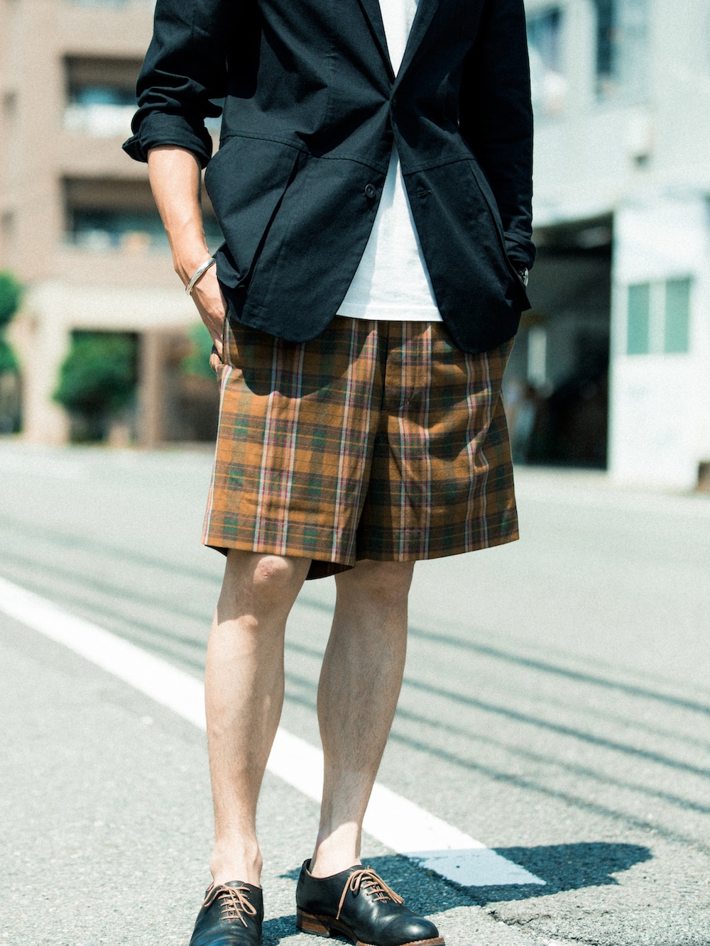 ブラック系のテーラードジャケット、その他のその他パンツ、ブラック系のドレスシューズを着用したメンズの夏コーディネートの2枚目の写真