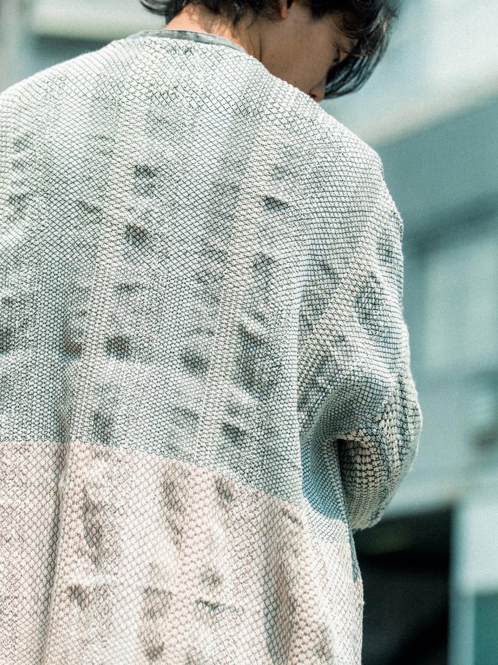 ホワイト系のノーカラーコート、ブルー系のデニムパンツ、ブラック系のドレスシューズを着用したメンズの夏コーディネートの4枚目の写真