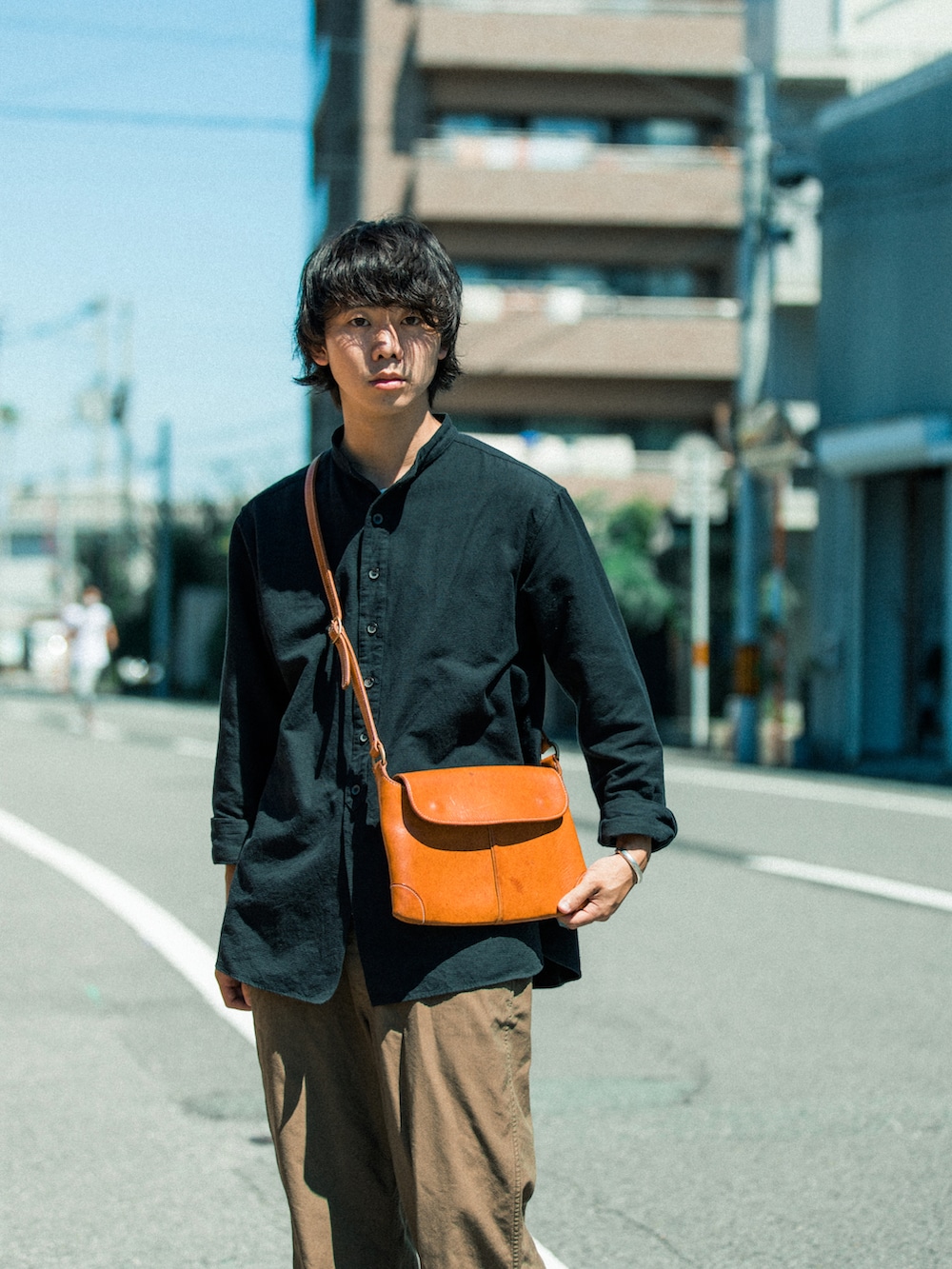 グリーン系のカーゴパンツ、ブラウン系のスリッポンを着用したメンズの秋コーディネートの2枚目の写真