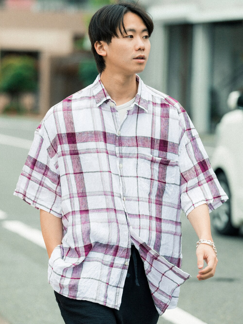 ホワイト系のシャツ/ブラウス、ブラック系のその他パンツ、ブラウン系のサンダルを着用したメンズの春コーディネートの2枚目の写真