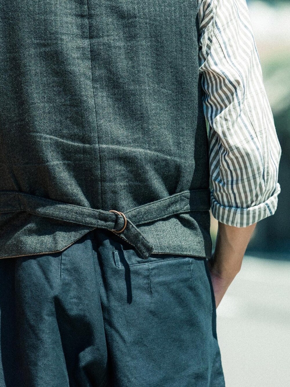 ブラック系のドレスシューズ、ブラック系のパンツ、ブラック系のベストを着用したメンズの秋コーディネートの4枚目の写真