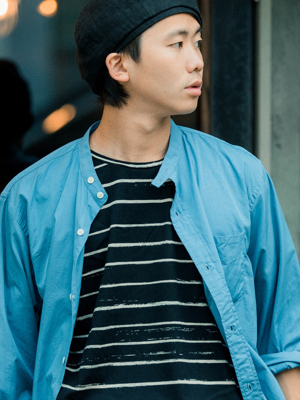 ブルー系のシャツ/ブラウス、ブラック系のデニムパンツ、ブラック系のサンダルを着用したメンズの夏コーディネートの2枚目の写真