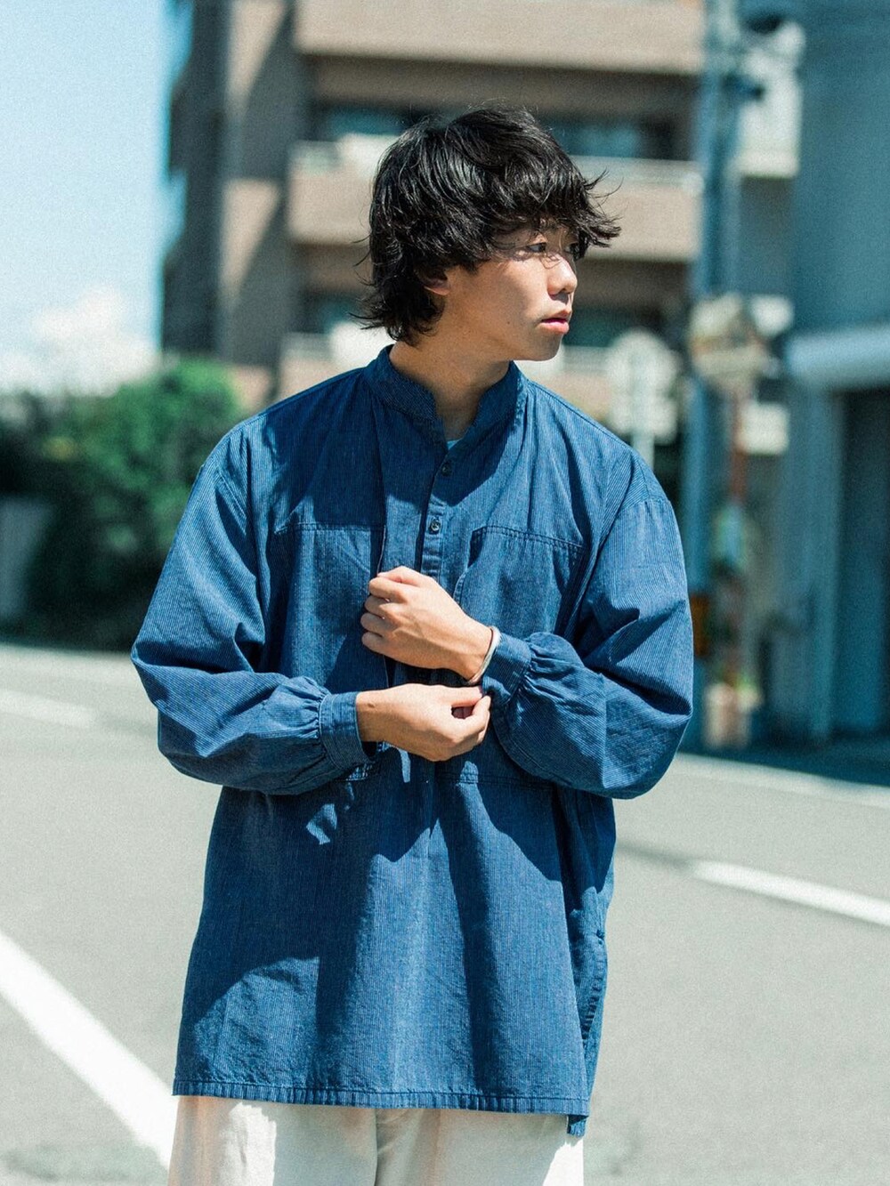 ホワイト系のチノパンツ、ブルー系のシャツ/ブラウスを着用したメンズの秋コーディネートの2枚目の写真