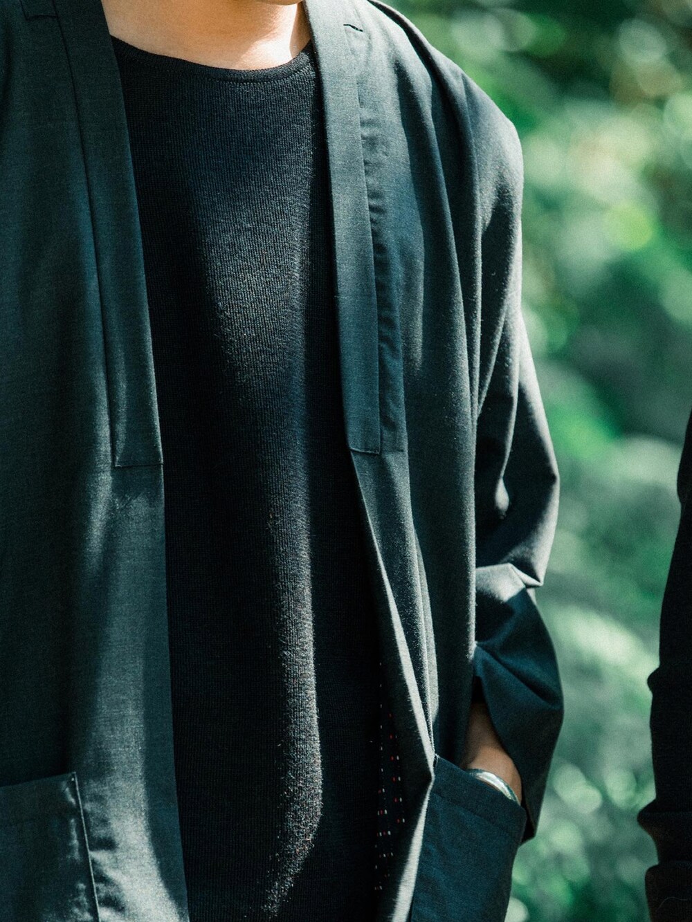 ブラック系のニット/セーター、ブラック系のカーゴパンツ、ブラック系のキャスケットを着用したメンズの秋コーディネートの2枚目の写真