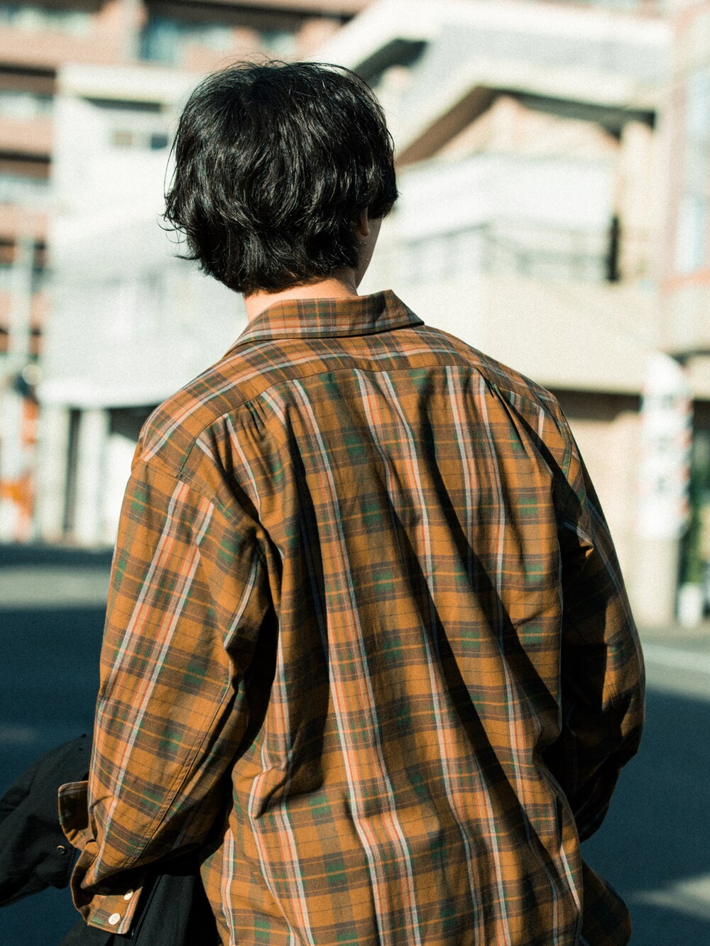 ブラック系のその他パンツ、ブラウン系のシャツ/ブラウス、ブラック系のドレスシューズを着用したメンズの春コーディネートの3枚目の写真