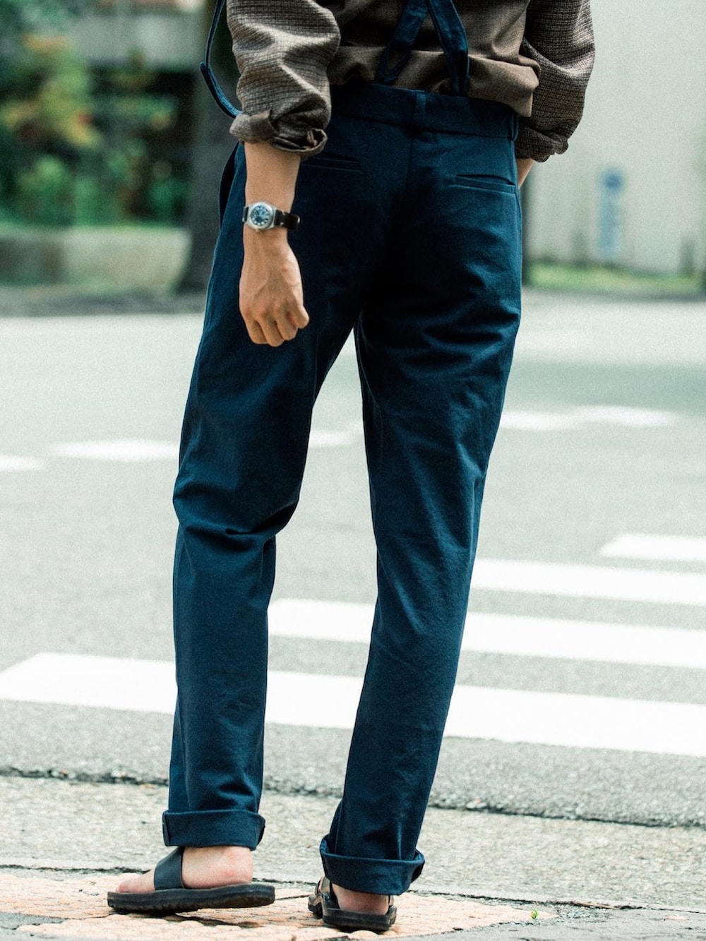 ブラウン系のシャツ/ブラウス、ブルー系のサロペット/オーバーオール、ブラック系のサンダルを着用したメンズの秋コーディネートの3枚目の写真