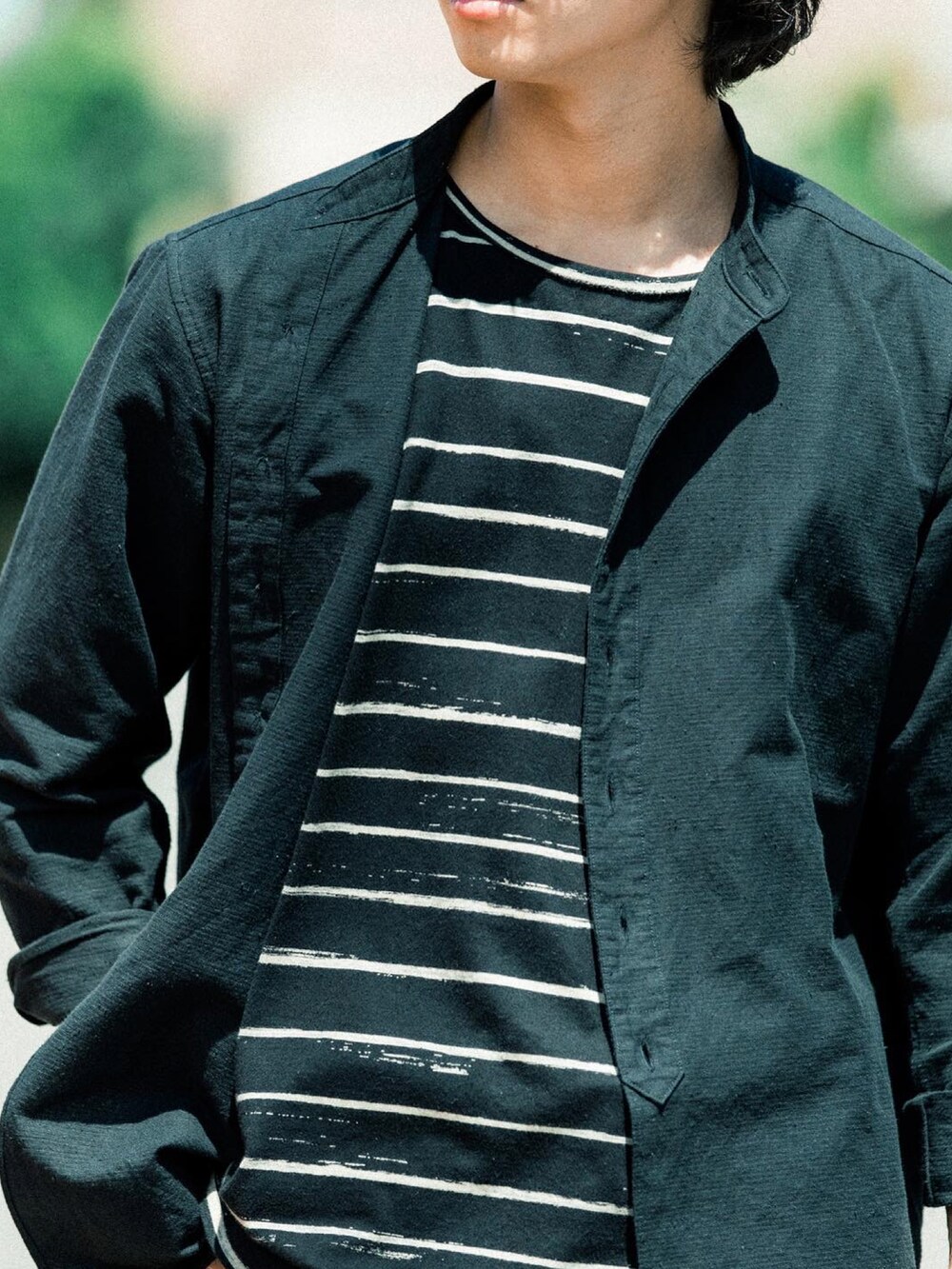 ブラック系のTシャツ/カットソー、ブラック系のデニムパンツ、ブラック系のドレスシューズを着用したメンズの秋コーディネートの3枚目の写真