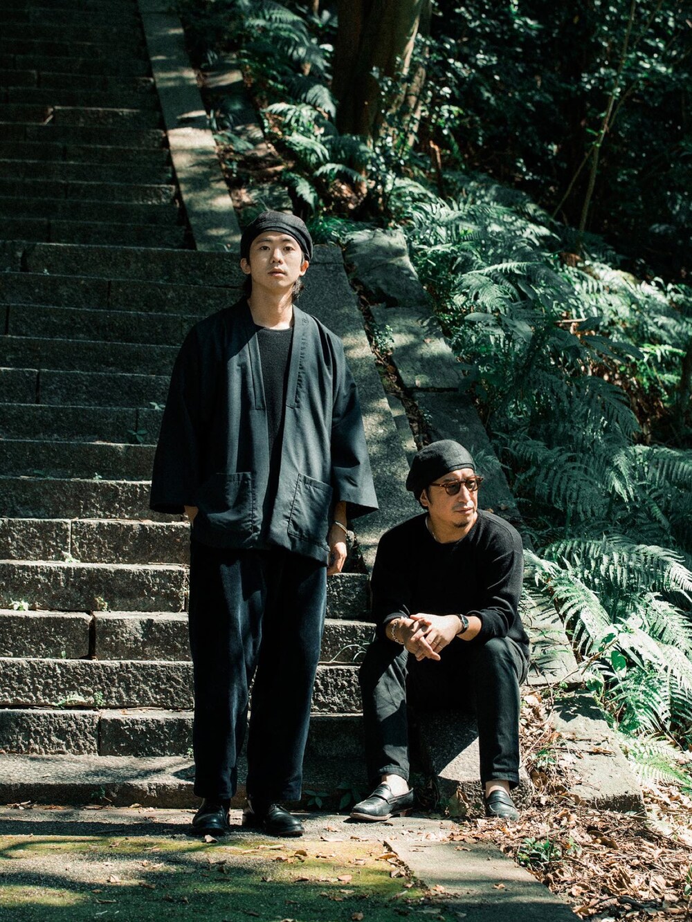 ブラック系のニット/セーター、ブラック系のカーゴパンツ、ブラック系のキャスケットを着用したメンズの秋コーディネートの5枚目の写真