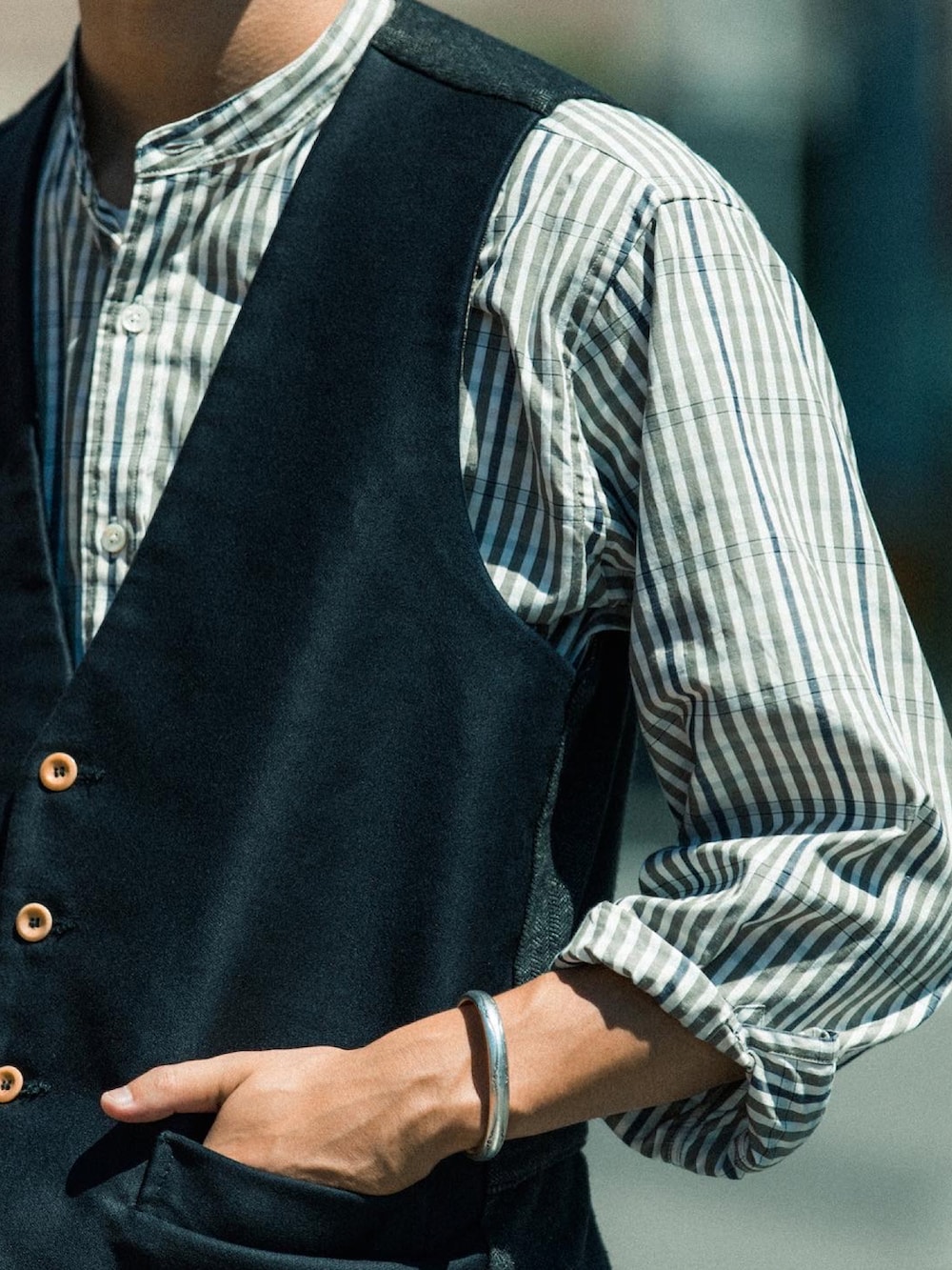 ブラック系のドレスシューズ、ブラック系のパンツ、ブラック系のベストを着用したメンズの秋コーディネートの3枚目の写真