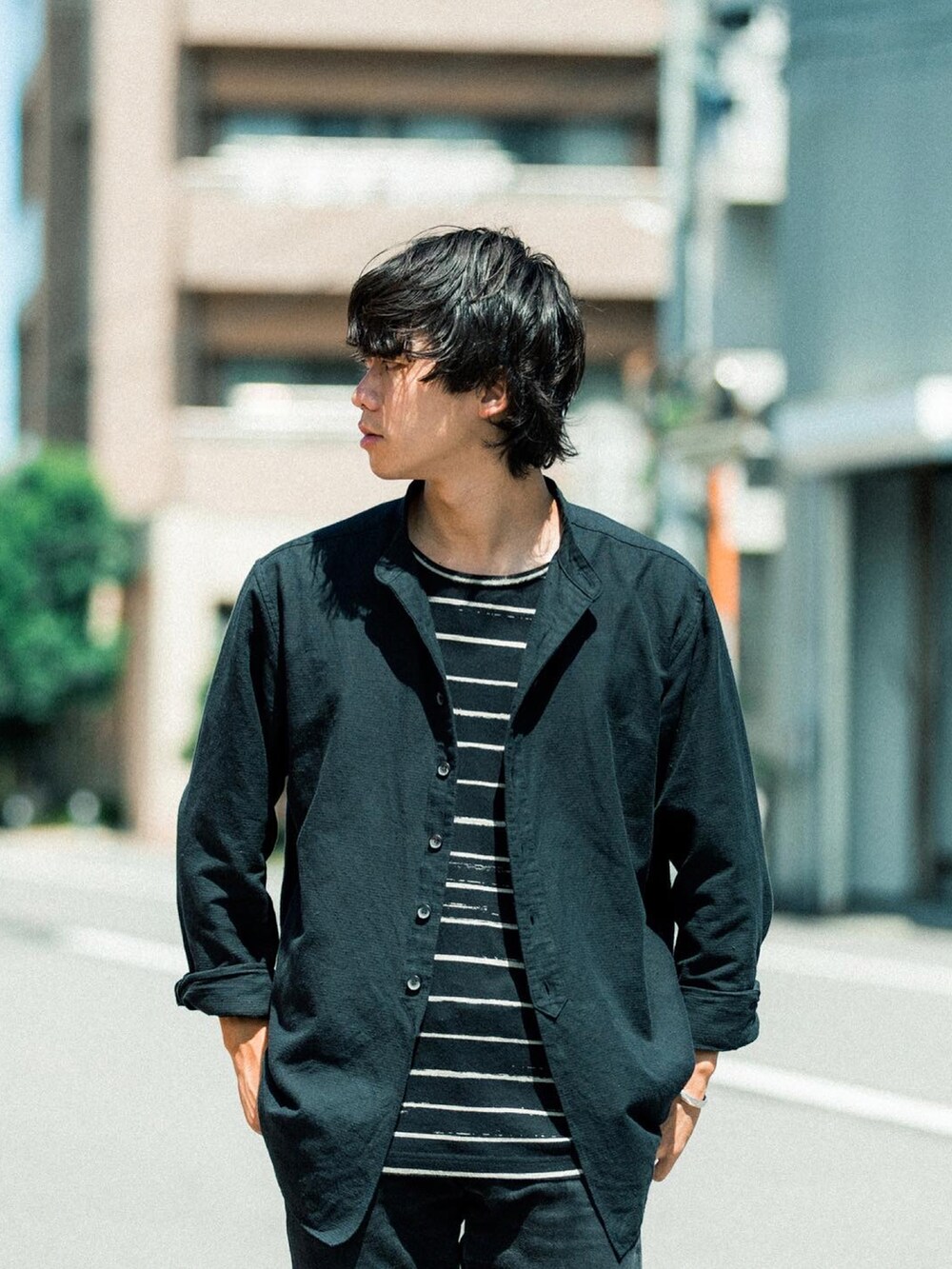 ブラック系のTシャツ/カットソー、ブラック系のデニムパンツ、ブラック系のドレスシューズを着用したメンズの秋コーディネートの2枚目の写真