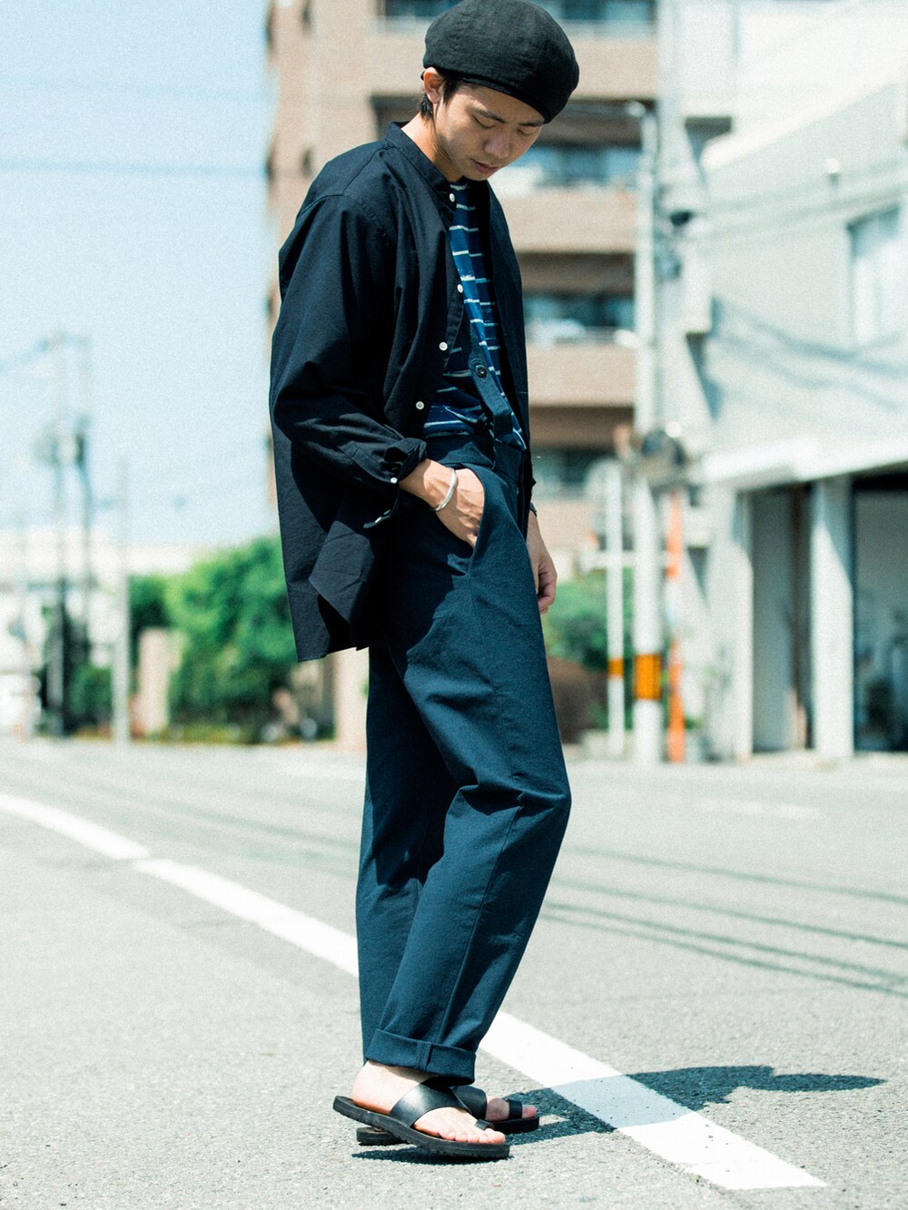 ブルー系のサロペット/オーバーオール、ブラック系のシャツ/ブラウス、ブラック系のTシャツ/カットソーを着用したメンズの夏コーディネートの2枚目の写真
