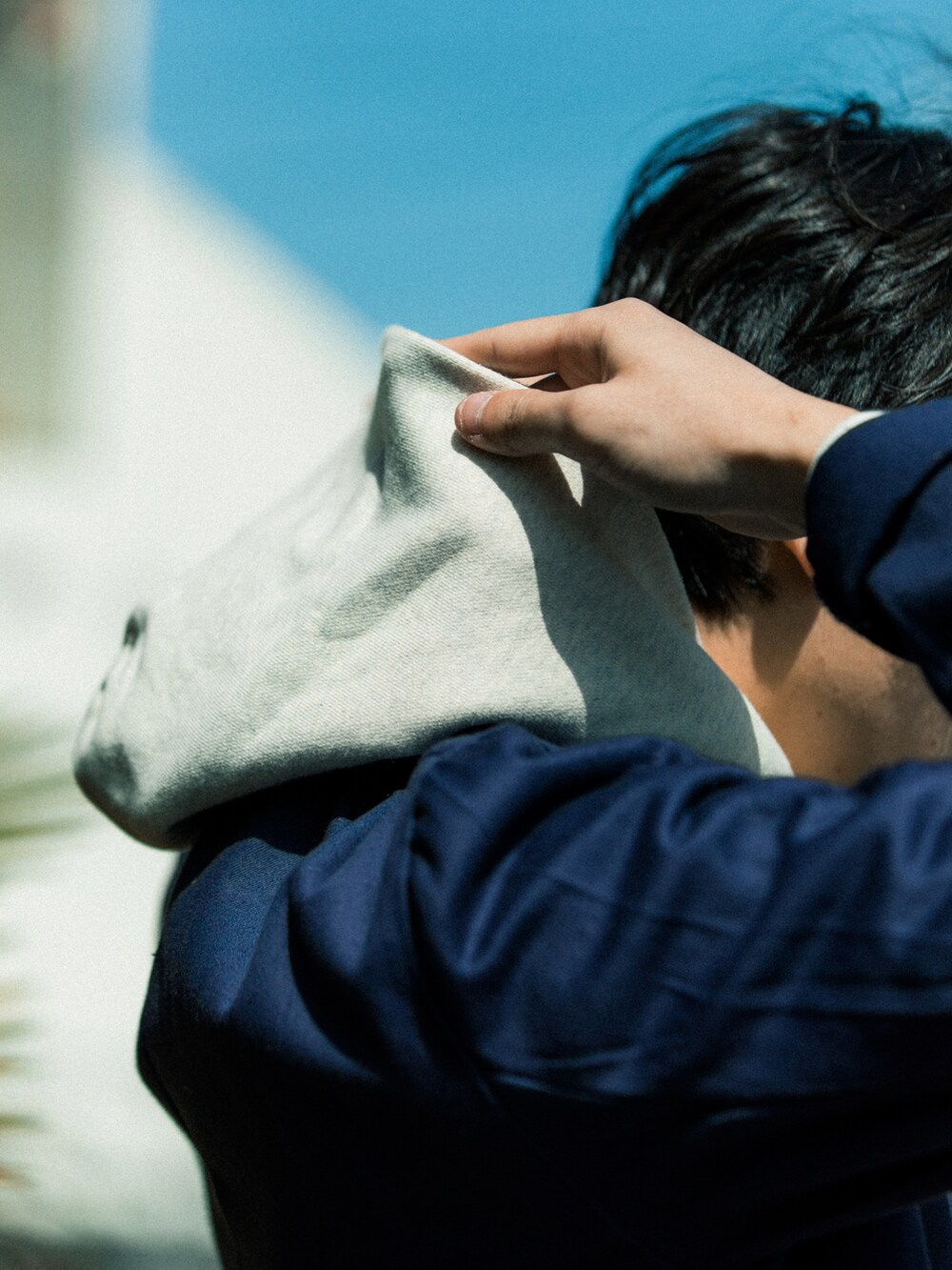 ブラウン系のチノパンツ、パープル系のカバーオール、ブラック系のドレスシューズを着用したメンズの春コーディネートの3枚目の写真